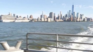Feribottan New York City silueti. Manhattan şehir merkezinde. Feribottan Dünya Ticaret Merkezi gökdelenine. Hudson nehri kıyısı manzarası, nehir kıyısındaki binalar mimarisi, Finansal bölge, ABD.