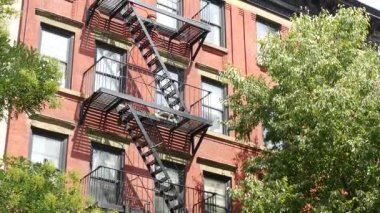 New York City klasik bina mimarisi, Manhattan, ABD. Şehir dışındaki konutlar. Birleşik Devletler 'de gayrimenkul. Tipik kırmızı tuğla cephesi. Yangın çıkışı, acil merdiven çıkışı..