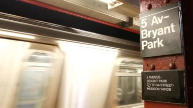 New York, Birleşik Devletler - 3 Eylül 2023 metro istasyonu, metro istasyonu, metro platformu işareti. Metro treni, demiryolu yolcu taşımacılığı. Mesaj tabelası 5. Cadde, Bryant Park. Beşinci Cadde, Manhattan.