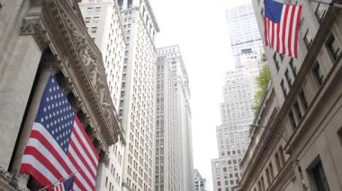 New York City, ABD - 9 Eylül 2023: Aşağı Manhattan Finansal Bölgesel Şehir Mimarisi. Kocaman bir Amerikan bayrağı. Wall Street Borsa Binası, ABD Borsa Ticareti.