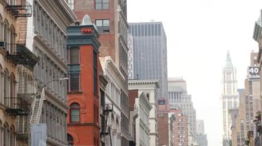 New York, ABD - 8 Eylül 2023 Manhattan Soho moda bölgesi, Broadway sokağı. Amerika 'nın eski klasik Amerikan mimarisi, NYC. İş ve emlak işleri. Woolworth binası