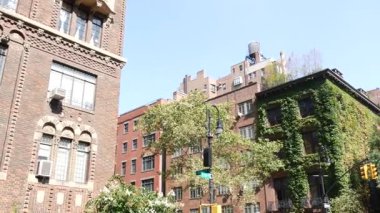 New York City klasik bina köşe mimarisi. Şehir dışındaki konutlar. ABD 'de gayrimenkul. Tipik tuğla cephe, Irving Pl, Manhattan Midtown. Çatıdaki su kulesi. Yeşil Duvar.