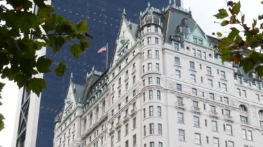 New York Şehri Manhattan Midtown. 5. Cadde 'deki Central Park, ABD. Amerika 'nın simgesi, NYC, ABD' deki şehir parkı. Grand Army Plaza, Pulitzer Plaza 'dan otel mimarisi.