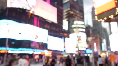 New York City Times Meydanı, Manhattan Midtown Broadway Caddesi, ABD. Amerikan NYC şehir hayatı. İnsanlar yayaların dikkatini dağıttı, zebra yaya geçidi. Reklam tabelaları, ticari reklamlar, reklam panoları parlıyor.