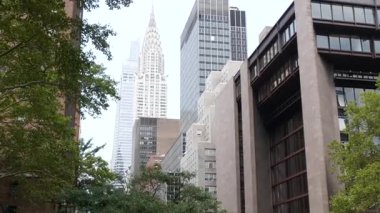 New York Manhattan Midtown mimarisi. Chrysler binası, ikonik gökdelen, 42 sokak, ABD. Amerikan şehir manzarası, ünlü NYC kulesi, Birleşik Devletler. Tudor City Köprüsü 'nden. Ağaçlar