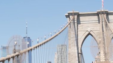 Brooklyn Köprüsü 'nden Manhattan' a, kablolar ve mavi gökyüzü. New York City silueti, finans bölgesi şehir manzarası. Dünya Ticaret Merkezi, ABD seyahat merkezi. Amerika Birleşik Devletleri Mimarisi.