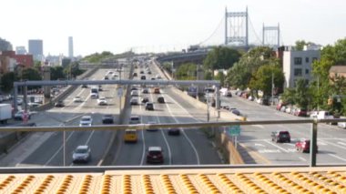Astoria 'daki Triborough Köprüsü, Robert F. Kennedy Köprüsü, New York. Ditmars Steinway, NYC, ABD yakınlarındaki Queens 'teki metro istasyonundan gelen çoklu şerit taşıma otoyolu..