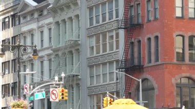 New York Şehri 5. Cadde mimarisi, Manhattan, ABD. Şehir dışındaki konutlar. Birleşik Devletler 'de gayrimenkul. Tipik kırmızı tuğla cephesi. Yangın merdiveni çıkışı.
