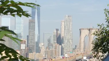 New York City, ABD - 3 Eylül 2023: Manhattan 'dan Brooklyn Köprüsü' ne giden arabalar. Finans bölgesi ufuk çizgisi şehir manzarası. Yol trafiği, insanlar, mimari. Dünya Ticaret Merkezi gökdeleni.