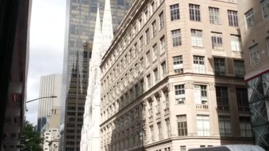 New York City Manhattan Midtown binası mimarisi, ABD 'de şehir sokağı. 5. Cadde 'deki konut ve iş yeri. Aziz Patrick Katedrali, yağmurlu bir günde. Amerikan Katolik Kilisesi