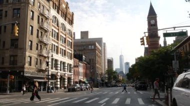 New York, ABD - 10 Eylül 2023 Manhattan Greenwich Village Caddesi, 6. Amerika Bulvarı kavşağı. Yol trafiği. Amerikan Dünya Ticaret Merkezi. Jefferson Pazar Kütüphanesi, saat kulesi..