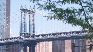 Manhattan Köprüsü 'nden Brooklyn Dumbo' ya. New York 'un sembolü, Amerika' nın seyahat yeri. Amerika Birleşik Devletleri 'nin mimarisi, turist simgesi. Kablolu yayın köprüsü. Kablolar, gökyüzü, park ağacı yaprakları..