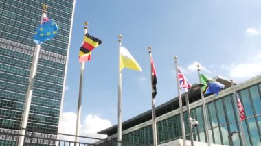 New York, ABD - 12 Eylül 2023: Birleşmiş Milletler Genel Merkezi, Manhattan Midtown, ABD. Diplomatik politik uluslararası organizasyon. Genel Kurul konferans oturumu için bayrak sırası.