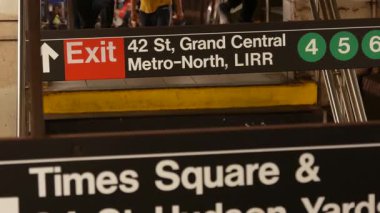 New York, Amerika Birleşik Devletleri - 29 Ağustos 2023 Metro istasyonu iç metroları, metro platformu. Umumi metro ulaşımı. Demiryolu yolcu trafiği. Metin işareti Times Meydanı, Grand Central, 42