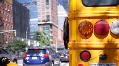 New York, ABD - 1 Eylül 2023: Sarı Okul Otobüsü, Manhattan sokağı, okul otobüsü kamyonu. Çocuk eğitimi ve yol ulaşımı, ABD. Amerikan okul servisi. Taksi, Chelsea caddesi 10 numara..