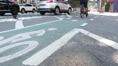 New York, Amerika Birleşik Devletleri - 2 Eylül 2023: şehir caddesi üzerinde metro yükseltilmiş. Yolun üzerindeki Metropolitan Köprüsü, Queens. Long Island metro hattı üzerinde, Birleşik Devletler. Araba rayların altında. Queensboro