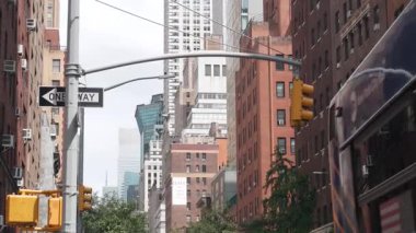 New York, Amerika Birleşik Devletleri - 29 Ağustos 2023 Lexington Caddesi kavşağı tabelası. Chrysler binası, şehir merkezi bölgesi. Yüksek gökdelen mimarisi, tek yönlü yol işareti, trafik ışığı.