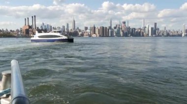 New York, Birleşik Devletler - 30 Ağustos 2023 Manhattan şehir merkezi silueti, feribot. Feribottan yükselen gökdelenler. Doğu nehri kıyısı mimarisi suya yakın. Empire State, Chrysler Binası.