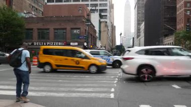 New York, ABD - 29 Ağustos 2023: Amerikan polisi, polis devriye arabası, ABD NYPD 911, Manhattan 34. Millet, sarı taksi, Empire State. NYFD kamyonu, itfaiyeci ambulansı, acil durum.