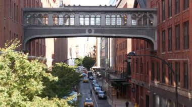New York, Amerika Birleşik Devletleri - 1 Eylül 2023: Chelsea Market Skybridge. Endüstriyel mimari, kırmızı tuğla bina. Yükseltilmiş gökyüzü köprüsü, Manhattan simgesi, ABD. Köfteler sokağı, High Line..