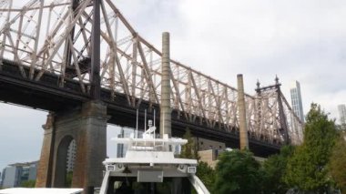 New York, Birleşik Devletler - 12 Eylül 2023 Queensboro Köprüsü 'nden Queens' e feribottan. Manhattan şehir merkezinden feribota. Doğu nehri kıyısı, nehir kenarı mimarisi. Roosevelt Adası 'ndaki iskele..