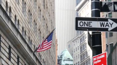 New York City, ABD - 3 Eylül 2023: Manhattan Downtown Financial District kentsel mimarisi. Wall Street Borsası yakınındaki Amerikan Federal Rezerv Bankası binası. ABD Federal Rezerv Sistemi