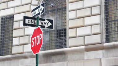 New York City, ABD - 3 Eylül 2023: Manhattan Downtown Financial District kentsel mimarisi. Wall Street Borsası yakınındaki Amerikan Federal Rezerv Bankası binası. ABD Federal Rezerv Sistemi