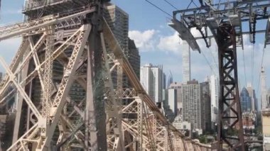 New York, ABD - 4 Eylül 2023: Manhattan Midtown sokaklarına giden Roosevelt Adası tramvayı. Amerikan tramvayı, Queensboro Köprüsü. Kentsel toplu taşıma, ABD. Mimari şehir manzarası inşa ediliyor.