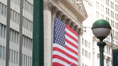 New York City, ABD - 9 Eylül 2023: Manhattan Downtown Financial District kentsel mimarisi. Kocaman bir Amerikan bayrağı. Wall Street Borsası binası, ABD Borsası. Metro küresi.