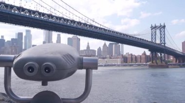 New York, Birleşik Devletler - 30 Ağustos 2023 Manhattan Köprüsü gözcüsü, kule görüntüleme dürbünü, Brooklyn Dumbo. Şehir merkezindeki rıhtım manzarası, gökdelen silüeti. Doğu Nehri Turizm Alanı.