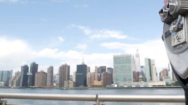 New York, ABD - 4 Eylül 2023: Waterfront Skyline, Manhattan Midtown, Birleşmiş Milletler nehir manzaralı gökdelen inşa ediyor. Liman kenti manzarası, kule görüntüleyicisi, Long Island Gantry Plaza, Queens