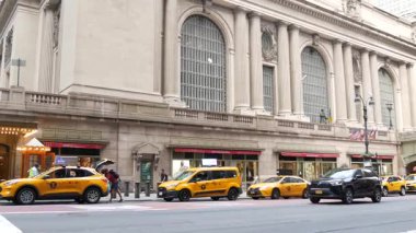 New York, Birleşik Devletler - 4 Eylül 2023 Grand Central Terminal Tren İstasyonu, 42. Manhattan Midtown 'da. Sarı taksi, arabalar Pershing Square, ABD 'de. Amerikan şehir trafiği ve insanları.
