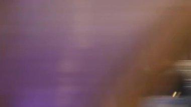 New York, ABD - 3 Eylül 2023: metro istasyonu duvarı, metro platformu tabelası. Metro treni, yolcu taşımacılığı. Broadway 'e mesaj at. New York şehir merkezi, Manhattan trafiği.