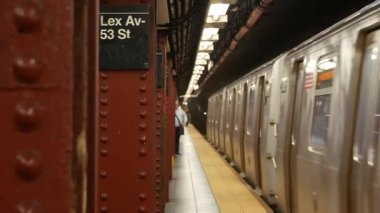 New York, Birleşik Devletler - 30 Ağustos 2023 metro istasyonu, metro istasyonu, metro platformu işareti. Metro treni, demiryolu toplu taşımacılığı. Lexington Bulvarı. Lex Caddesi. Manhattan şehir merkezi..