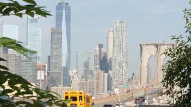 New York City, ABD - 3 Eylül 2023: Manhattan 'dan Brooklyn Köprüsü' ne giden arabalar. Finans bölgesi ufuk çizgisi şehir manzarası. Yol trafiği, insanlar, mimari. Dünya Ticaret Merkezi gökdeleni.