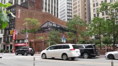 New York, Birleşik Devletler - 9 Eylül 2023: polis devriye arabası, ABD NYPD 911 aracı, Manhattan şehir merkezi su caddesi binaları. Amerikan polisi arabası. NYC şehir trafiği, Finans Bölgesi karayolu taşımacılığı