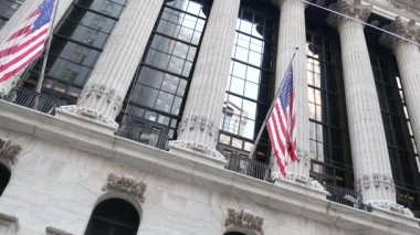 New York City, ABD - 3 Eylül 2023: Manhattan Downtown Financial District kentsel mimarisi. Amerikan bayrağı. Wall Street Borsası ön cephe binası sütunları, ABD Borsası, NYC.