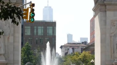 New York, ABD - 8 Eylül 2023: sokak kavşağı, sarı trafik ışığı, ulaşım yolu kavşağı, ABD. Washington Meydanı Kemer ve Çeşmesi. Dünya Ticaret Merkezi. 5. Cadde.