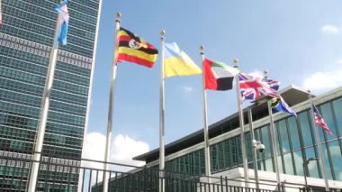 New York, ABD - 12 Eylül 2023: Birleşmiş Milletler Genel Merkezi, Manhattan Midtown, ABD. Diplomatik politik uluslararası organizasyon. Genel Kurul konferans oturumu için bayrak sırası.