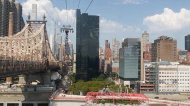 New York, ABD - 4 Eylül 2023: Manhattan Midtown sokaklarına giden Roosevelt Adası tramvayı. Amerikan tramvayı, Queensboro Köprüsü. Kentsel toplu taşıma, ABD. Mimari şehir manzarası inşa ediliyor.