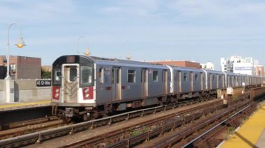 New York, ABD - 2 Eylül 2023 Metro İstasyonu. Metro treni toplu taşıma platformunda. Queens 'te 7 sıra yükseltilmiş demiryolu. New York yolcusu tren yolu trafiği, Long Island City.