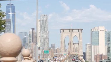 New York City, ABD - 3 Eylül 2023: Manhattan 'dan Brooklyn Köprüsü' ne giden arabalar. Finans bölgesi ufuk çizgisi şehir manzarası. Yol trafiği, insanlar, mimari. Dünya Ticaret Merkezi gökdeleni.