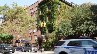 New York, Birleşik Devletler - 6 Eylül 2023: polis devriye arabası, ABD NYPD, Manhattan şehir merkezinde 911 aracı. Amerikan polis arabası. NYC şehir trafiği, yol ulaşımı. Yeşil köşe, duvar bahçesi.