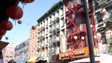 New York, ABD - 14 Eylül 2023: Manhattan Chinatown Mott Caddesi, Çin etnik bölge binaları mimarisi, ABD. Kırmızı yuvarlak kağıt fenerler, insanlar ve hiyeroglifler. Küçük Çin.