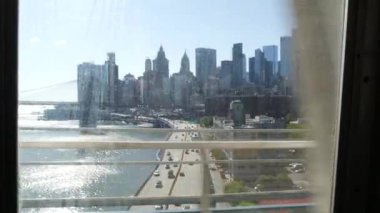 New York, Birleşik Devletler - 14 Eylül 2023: metro treni, Manhattan Köprüsü. Sallanan kamera, kirli pencere. Metro taşımacılığı metropol trafiği. Yolcu treni. Şehir merkezi silüeti. Dünya Ticaret Merkezi