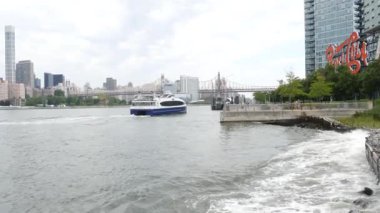New York City, ABD - 4 Eylül 2023: Waterfront Skyline, Manhattan Midtown binaları, East River nehir kıyısı. Long Island, Queens 'teki Gantry Plaza Park' tan deniz kenarı manzarası. Queensboro Köprüsü.