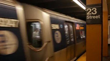 New York, Amerika Birleşik Devletleri - 30 Ağustos 2023: metro istasyonu içi, yeraltı metro platformu tabelası. Metro demiryolu yolcusu toplu taşıma. Yazı tahtası: 23. Cadde. Manhattan şehir merkezi, New York