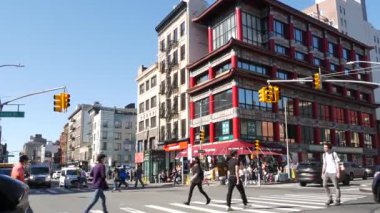 New York City, ABD - 14 Eylül 2023: Manhattan Çin Mahallesi Kanalı ve Centre Caddesi kavşağı, Çin etnik bölgesi mimarisi, ABD. Hediyelik eşya dükkanı, geleneksel bina. NYC yol trafiği, millet.