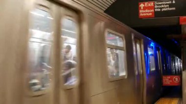 New York, Amerika Birleşik Devletleri, 31 Ağustos 2023 metro istasyonu içi, yeraltı metro platformu tabelası. Metro treni nakliyesi. Şehir merkezi, Brooklyn, Madison Bulvarı. Manhattan