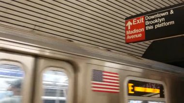 New York, Amerika Birleşik Devletleri, 31 Ağustos 2023 metro istasyonu içi, yeraltı metro platformu tabelası. Metro treni nakliyesi. Şehir merkezi, Brooklyn, Madison Bulvarı. Manhattan